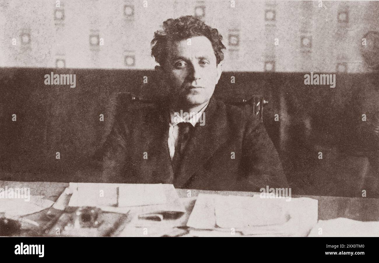 Foto d'epoca di Grigory Zinoviev. Presidente del comune di Pietrogrado (membro del Presidium del Comitato esecutivo centrale dei sovietici). 1917-1919 Grigory Yevseyevich Zinoviev (nato Ovsei-Gershon Aronovich Radomyslsky; 1883 – 1936) è stato un rivoluzionario russo e politico sovietico. Importante veterano bolscevico, Zinoviev era il più stretto collaboratore di Vladimir Lenin prima del 1917 e una figura di primo piano del governo dell'Unione Sovietica, servendo come presidente dell'Internazionale Comunista (Comintern) dal 1919 al 1926. Foto Stock