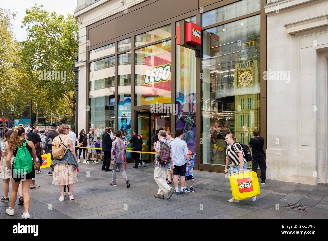 Clienti del negozio Lego, Leicester Square, Londra, Regno Unito Foto Stock