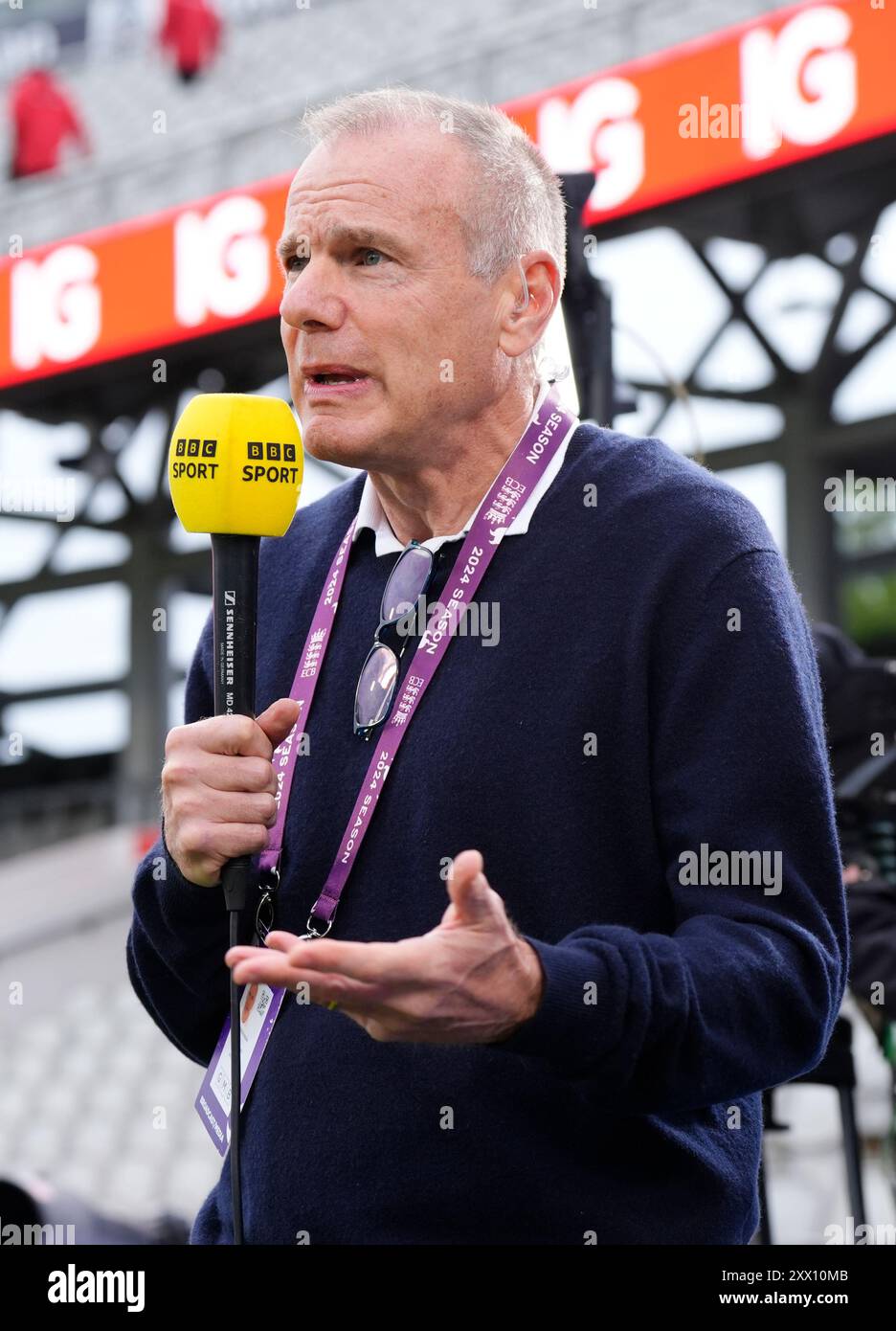 Simon Mann, commentatore di cricket della BBC Sport, dopo il primo giorno del Rothesay test match all'Emirates Old Trafford, Manchester. Data foto: Mercoledì 21 agosto 2024. Foto Stock