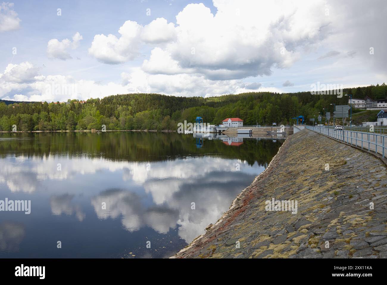 Parete diga del serbatoio di Lipno. Foto Stock