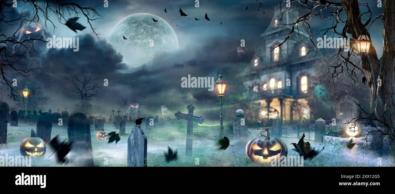 Scena di Halloween - Cimitero e fantasmi al chiaro di luna con una casa disabitata sfocata e irriconoscibile Foto Stock