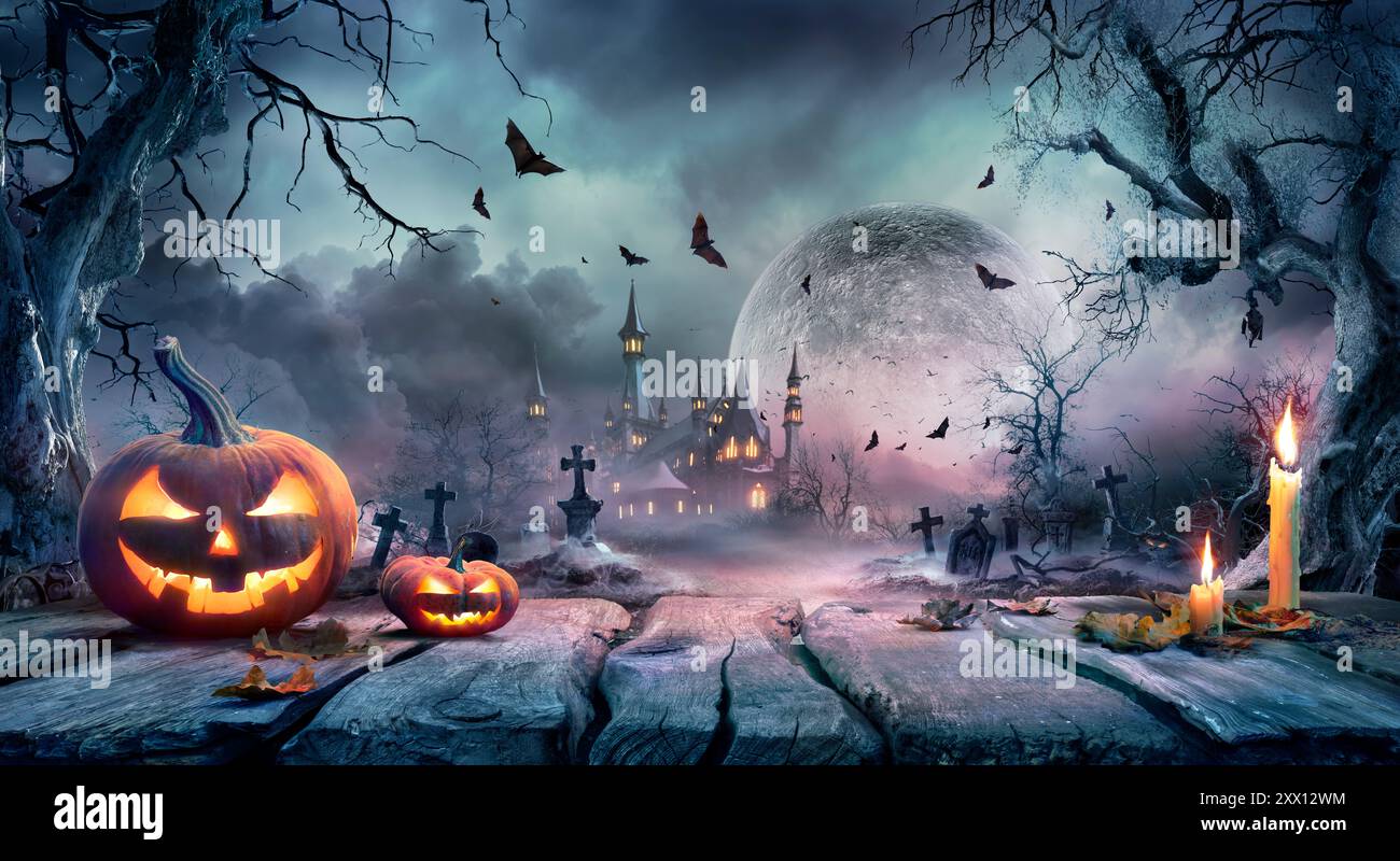 Scena di Halloween - Graveyard at Moonlight - contiene una chiesa deformata e irriconoscibile con parti riassemblate Foto Stock