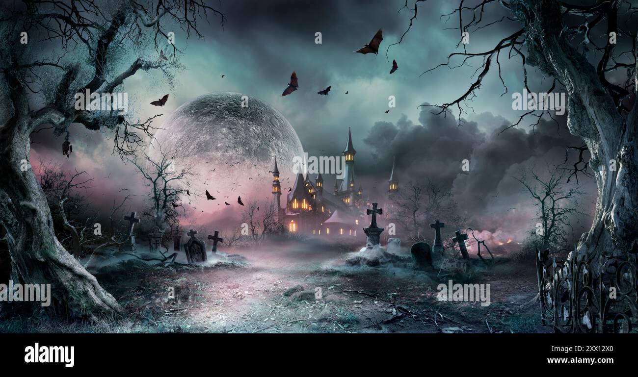 Scena di Halloween - Graveyard at Moonlight - contiene una chiesa deformata e irriconoscibile con parti riassemblate Foto Stock