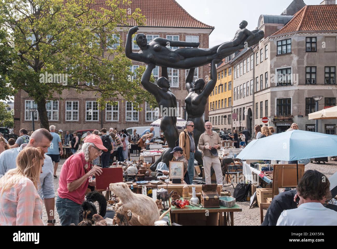 Una scultura di Kai Nielsen torreggia su un eccentrico mercato di antiquariato all'aperto a Copenhagen, Danimarca Foto Stock