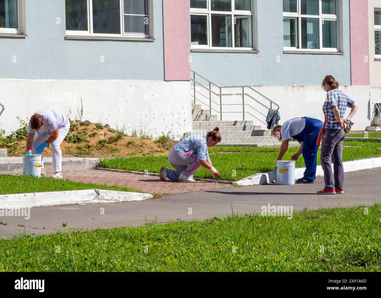 Dmitrov, Russia - 21 agosto 2023: Il personale scolastico è impegnato nella preparazione del territorio entro l'inizio dell'anno scolastico Foto Stock