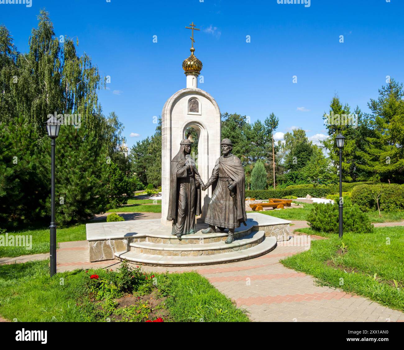 Dmitrov, Russia - 21 agosto 2023: Monumento a Pietro e Fevronia, città di Dmitrov, regione di Mosca Foto Stock