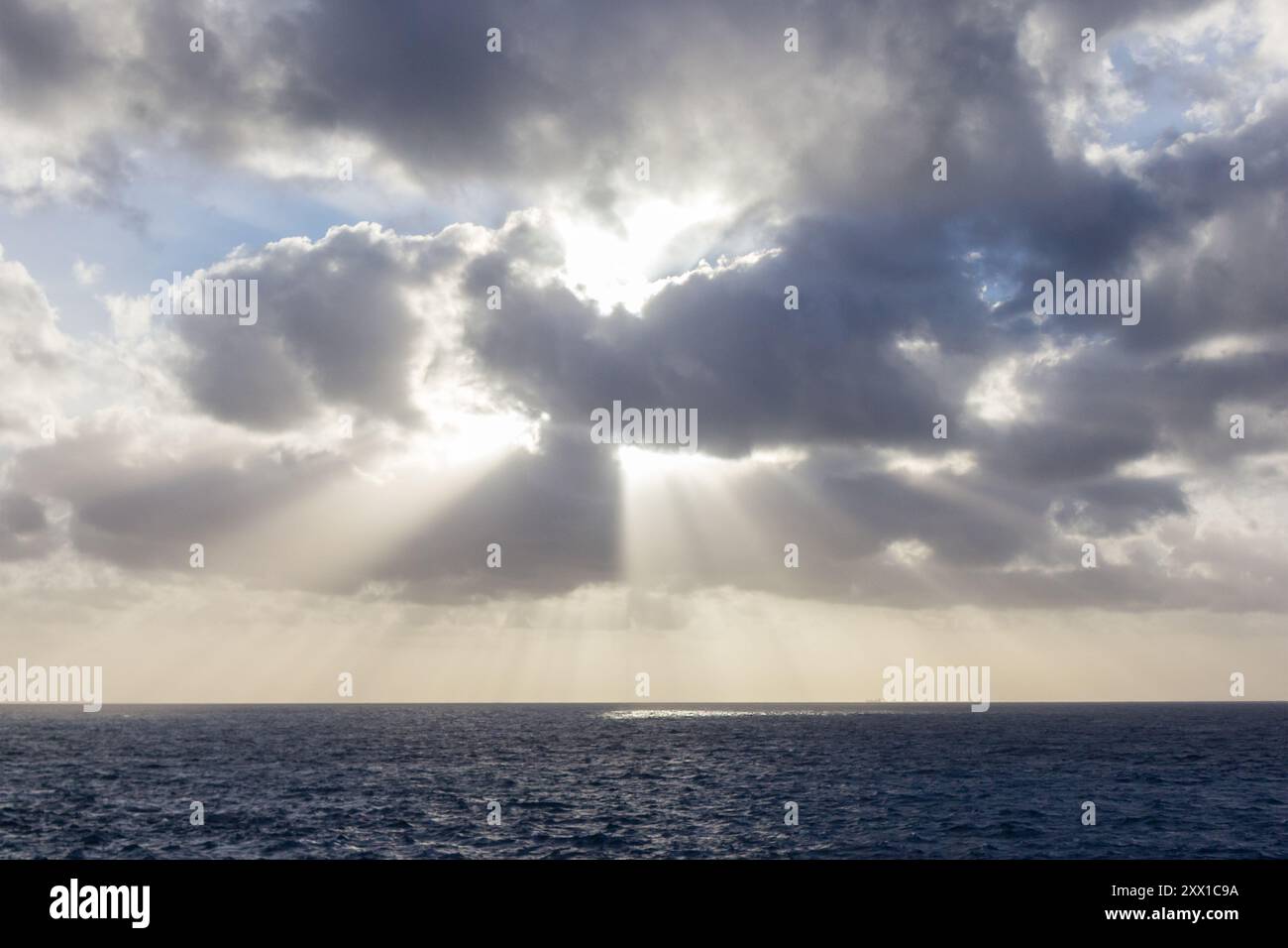 Nuvole sul mare prese da Mellieha, Malta Foto Stock