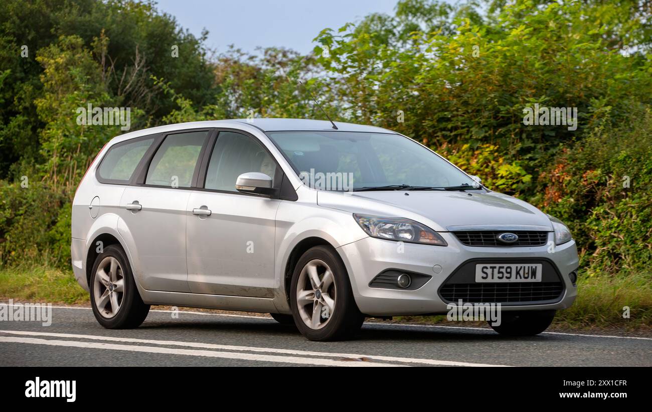 Woburn,Beds,UK - 17 agosto 2024: 2010 Silver Ford Focus che viaggia su una strada inglese Foto Stock