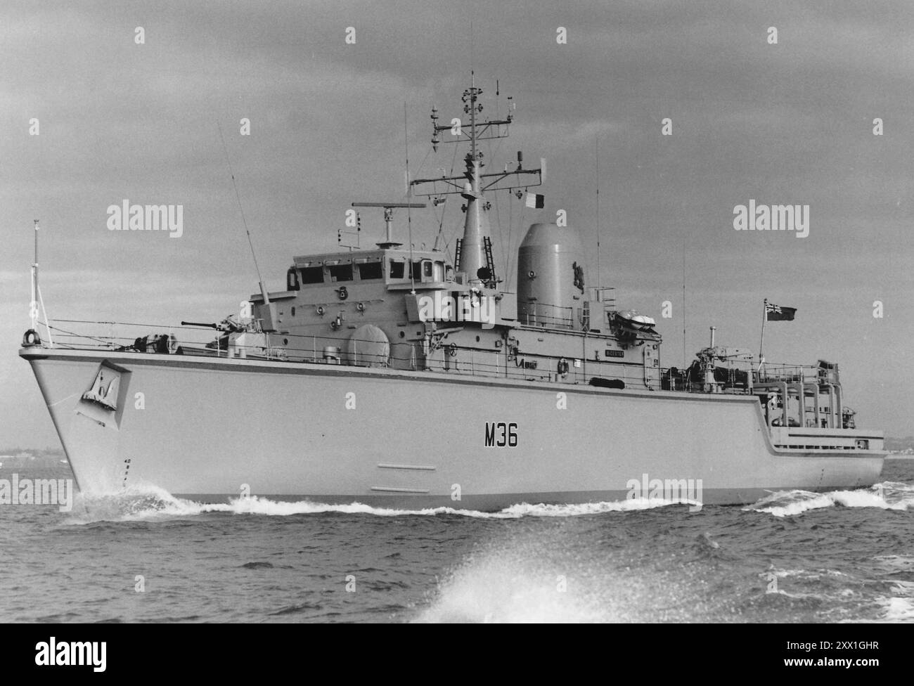 LA NAVE DI CONTROMISURE MINERARIE DELLA ROYAL NAVY ENTRA NEL PORTO DI PORTSMOUTH 1986 PIC MIKE WALKER, 1986 Foto Stock