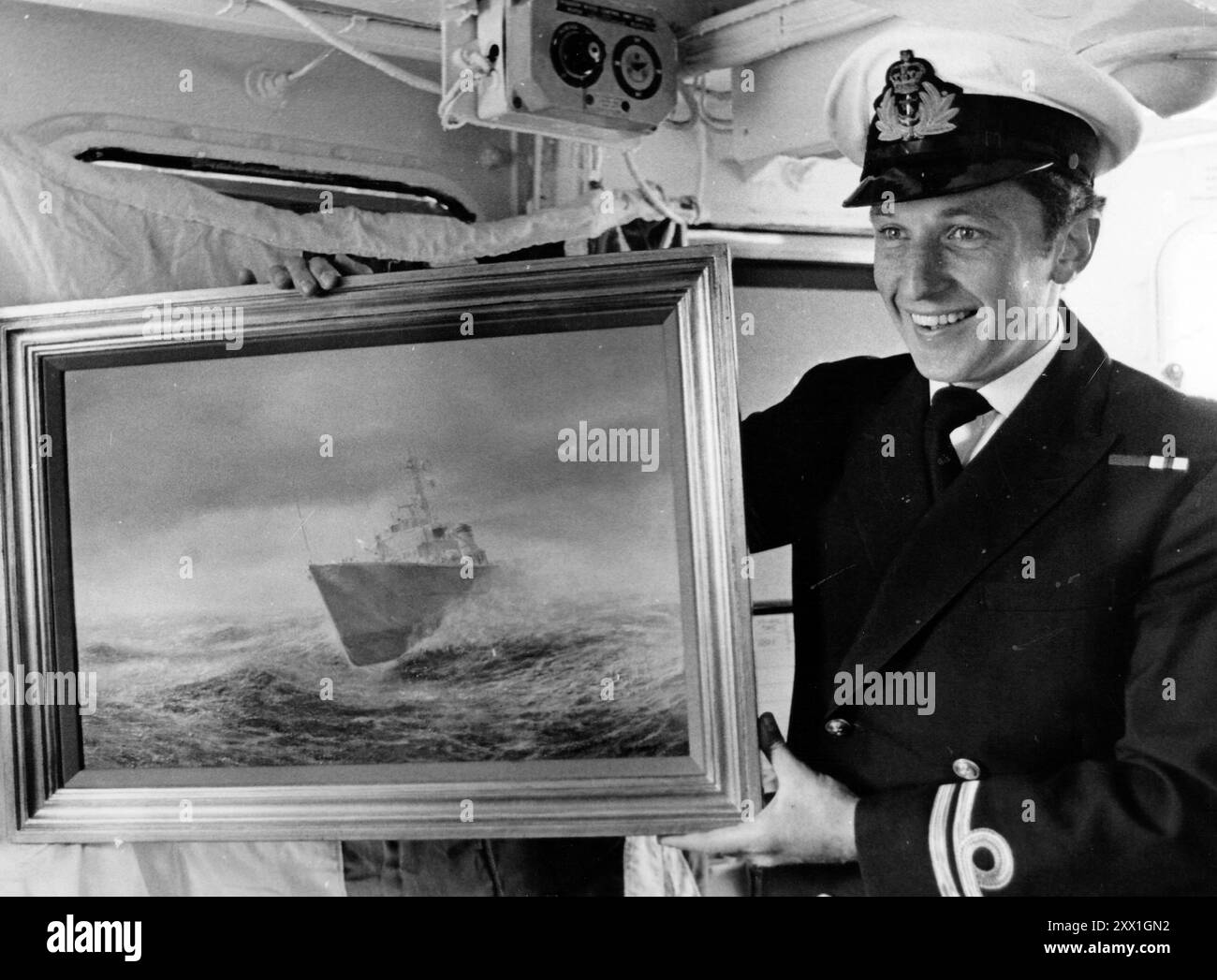 SX. ROY CLARE, UFFICIALE COMANDANTE, HMS BRONNINGTON CON LA FOTO DELLA NAVE CHE SARÀ IL REGALO DI NOZZE DEL PRINCIPE CHARLES, 1982 PIC MIKE WALKER, 1982 PIC MIKE WALKER 1985 Foto Stock