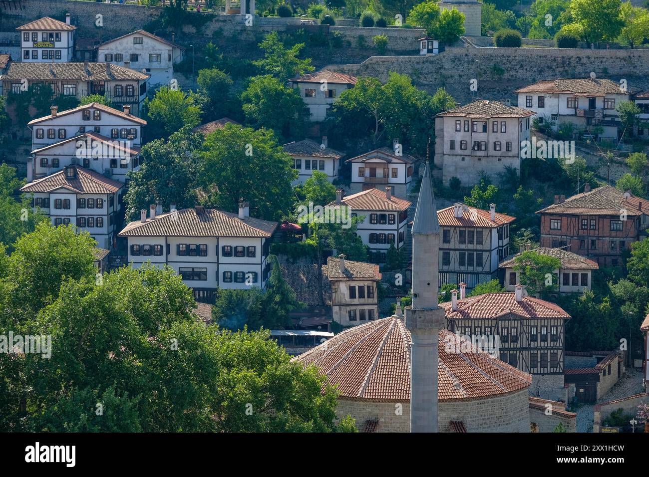 Safranbolu, Turchia - 4 agosto 2024: Vista delle case tradizionali nella città di Safranbolu in Turchia. Foto Stock