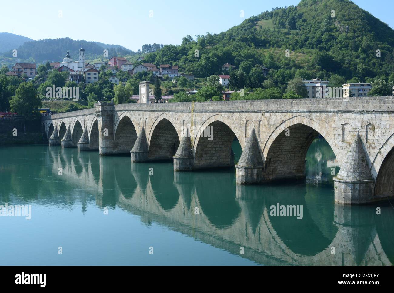 Vecchio ponte architettonico sul fiume Drina nella città di Bosnia Visegrad Foto Stock