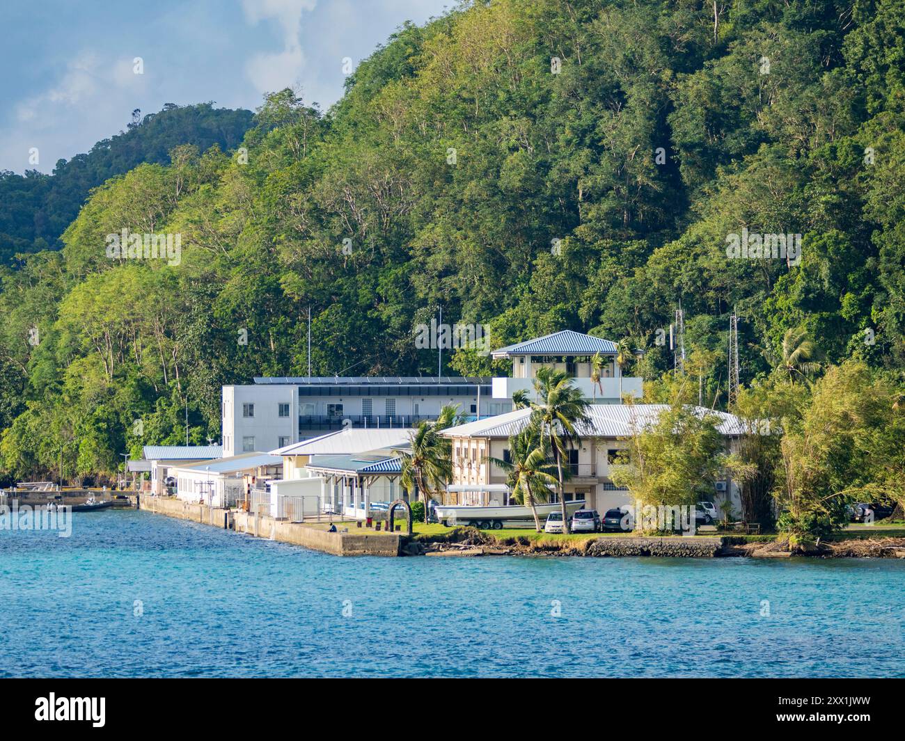 Un complesso di edifici nel porto, Palau, Micronesia, Pacifico Foto Stock