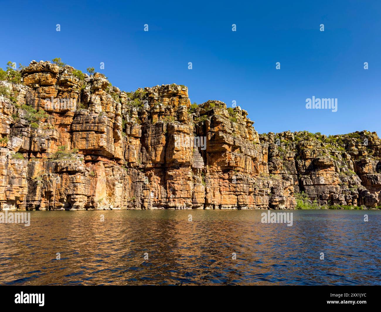 Torreggianti formazioni di roccia rossa nella pietra arenaria di Warton, fiume King George, Kimberley, Australia Occidentale, Australia, Pacifico Foto Stock