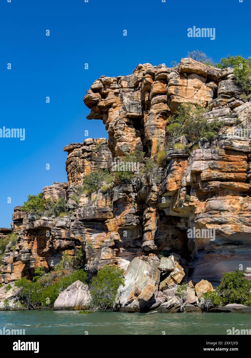 Torreggianti formazioni di roccia rossa nella pietra arenaria di Warton, fiume King George, Kimberley, Australia Occidentale, Australia, Pacifico Foto Stock