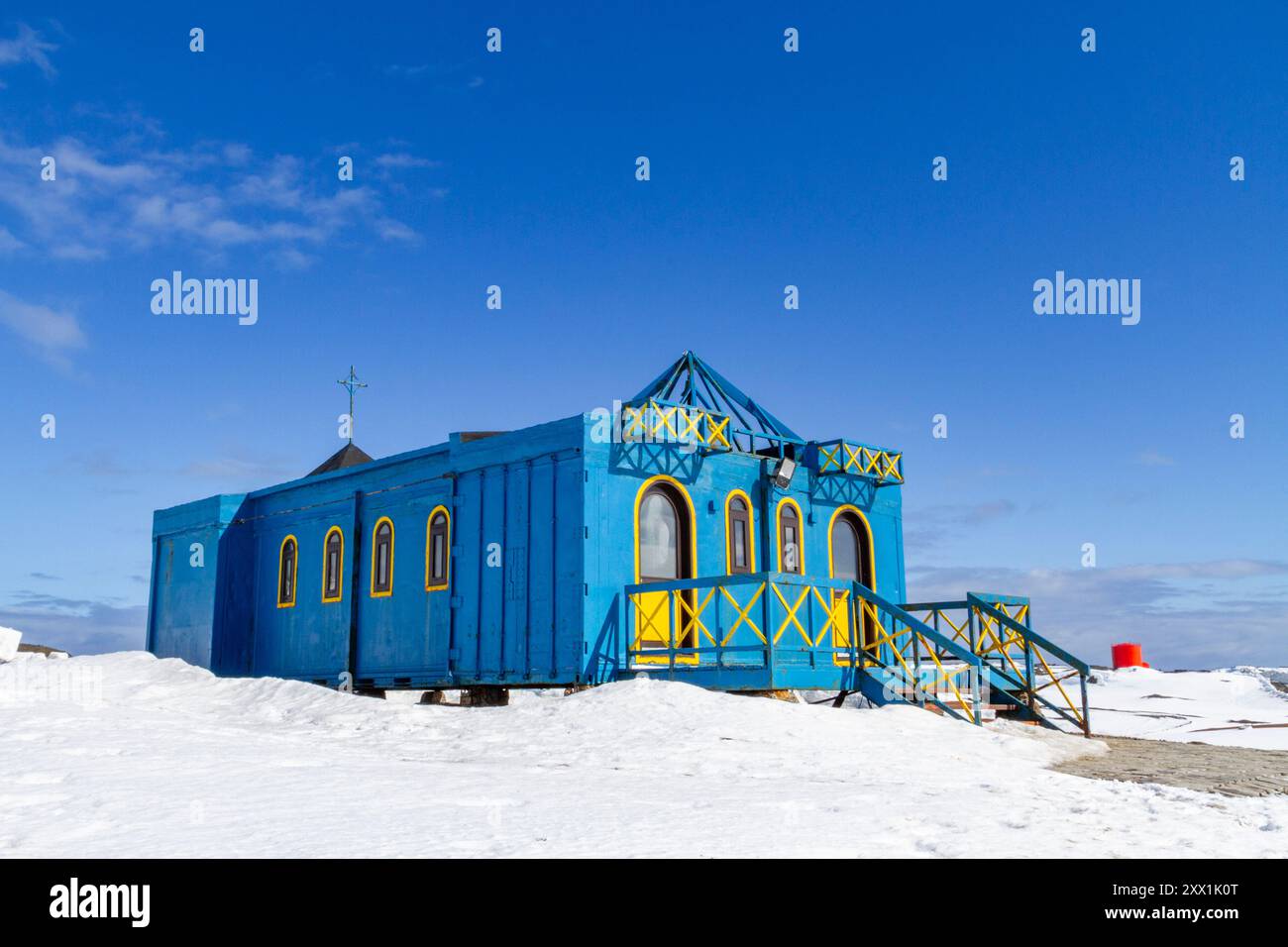Vista della chiesa cattolica presso la base di ricerca cilena Presidente Eduardo Frei Montalva, Antartide, Oceano meridionale, regioni polari Foto Stock