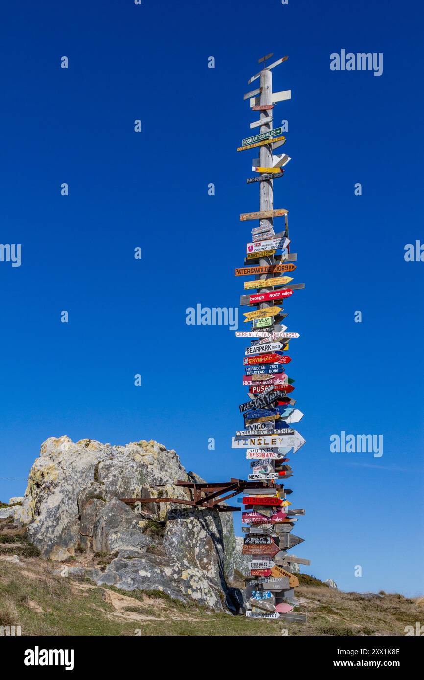 Vista del Signpost appena fuori Stanley, la capitale e l'unica vera città delle Isole Falkland, dell'Oceano Atlantico meridionale, del Sud America Foto Stock
