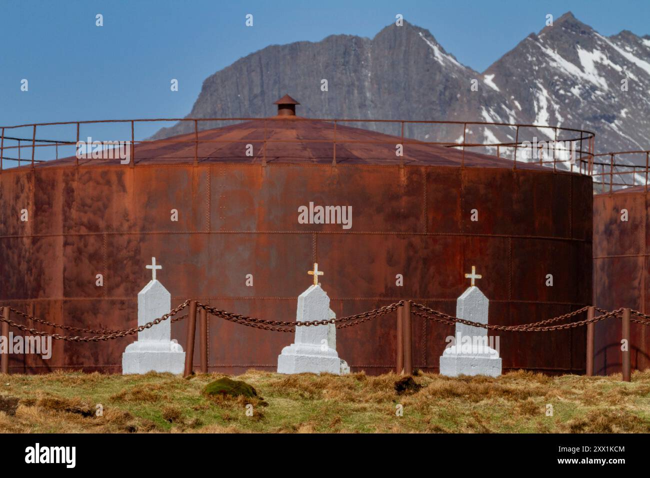 Vista del cimitero presso la stazione di caccia alle balene abbandonata nella Stromness Bay nella Georgia del Sud, nell'Oceano meridionale, nelle regioni polari Foto Stock