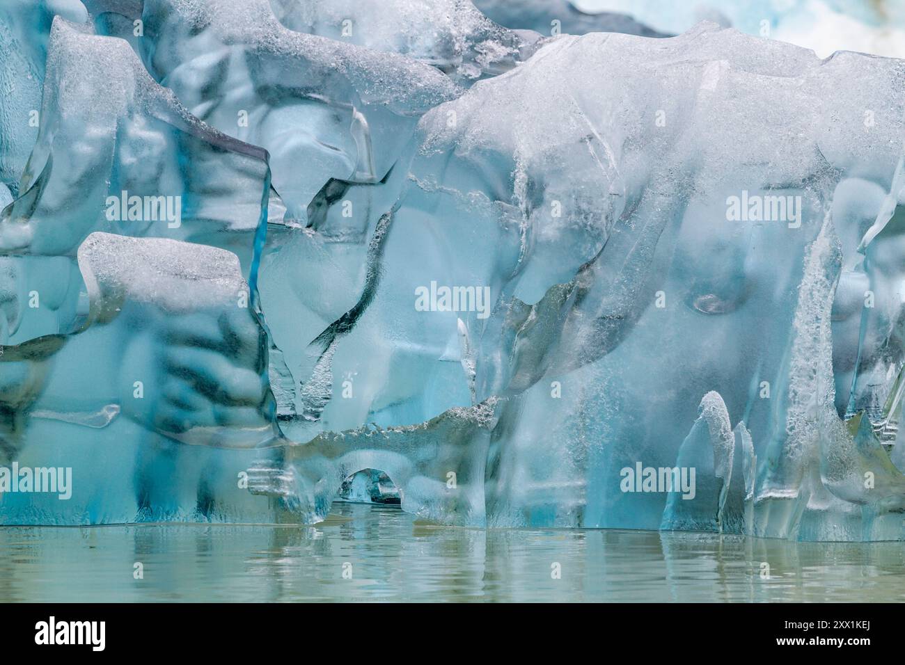 Dettaglio dell'iceberg glaciale dal ghiaccio distinto al largo del Ghiacciaio South Sawyer a Tracy Arm, Alaska sud-orientale, Oceano Pacifico, Stati Uniti d'America Foto Stock