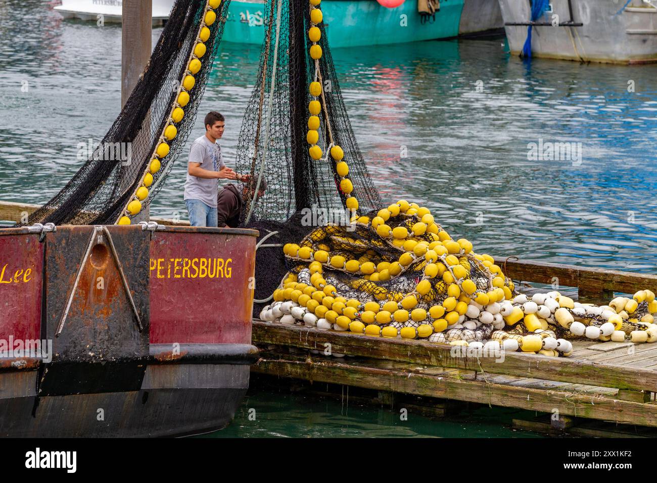 Rete da pesca e pescatori in barca nella città di Petersburg sull'isola Mitkof, Alaska sud-orientale, Oceano Pacifico, Stati Uniti d'America, Nord America Foto Stock Rete da pesca e pescatori in barca nella città di Petersburg sull'isola Mitkof, Alaska sud-orientale, Oceano Pacifico, Stati Uniti d'America, Nord America Foto Stock
