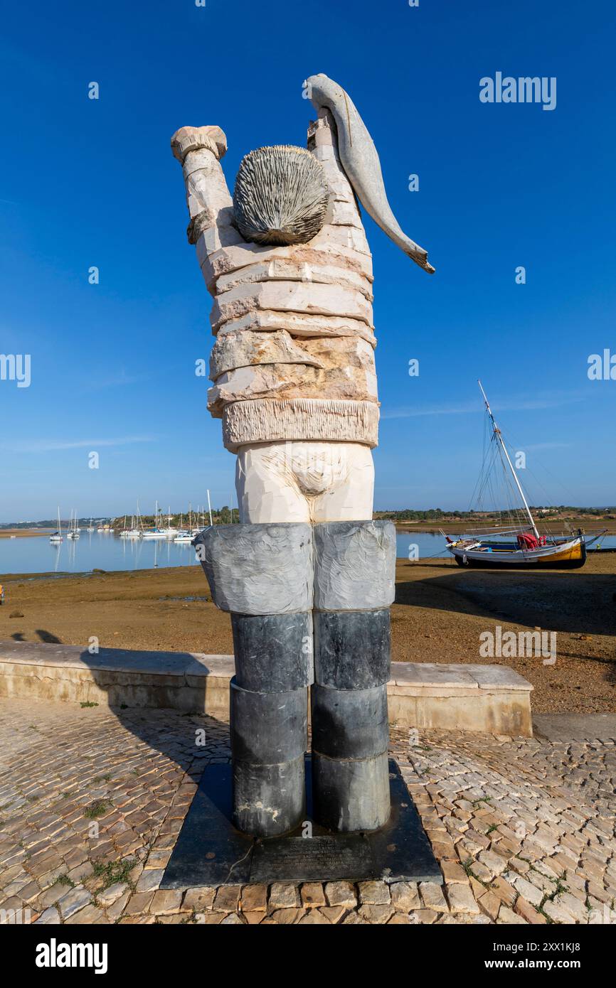 Statua del pescatore ad Alvor, Alvor, Algarve, Portogallo, penisola iberica, Europa sud-occidentale Foto Stock