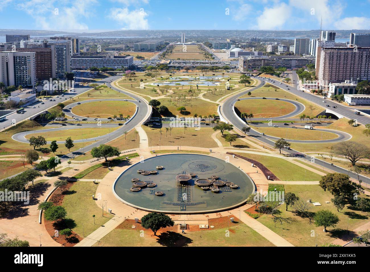 Vista dalla torre della televisione sull'asse Monumentale o Central Avenue, sito patrimonio dell'umanità dell'UNESCO, Brasilia, distretto federale, Brasile e Sud America Foto Stock