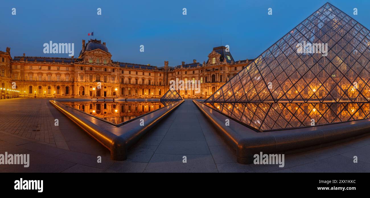 Piramide al Museo del Louvre al tramonto, Parigi, Ile de France, Francia, Europa Foto Stock