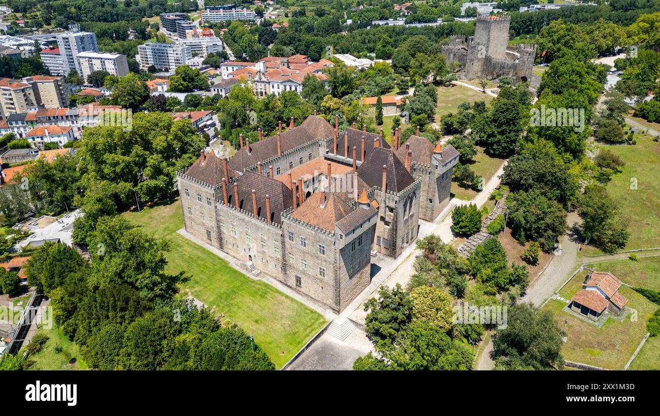 Aerea del Palazzo Duques de Braganca, sito patrimonio dell'umanità dell'UNESCO, Guimaraes, Norte, Portogallo, Europa Foto Stock
