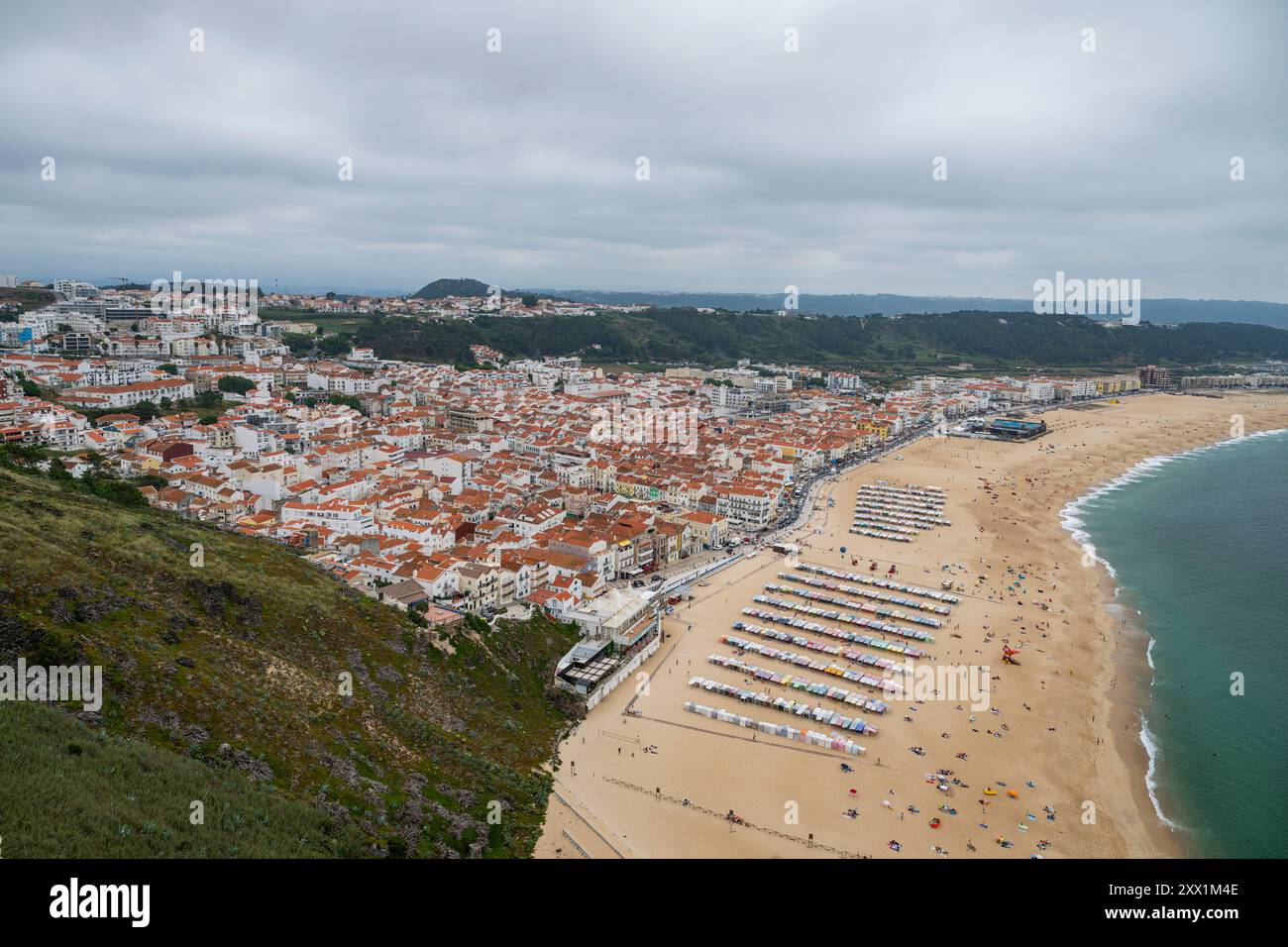 Vista sulla città di Nazare e la sua ampia spiaggia, Oeste, Portogallo, Europa Foto Stock