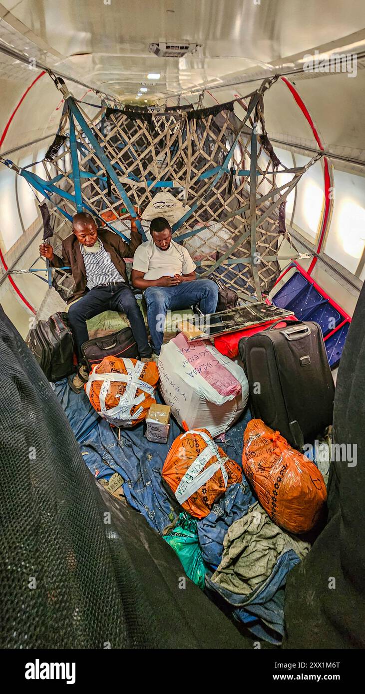 Passeggeri sul retro di un aereo cargo, Kindu, Maniema, Repubblica Democratica del Congo, Africa Foto Stock