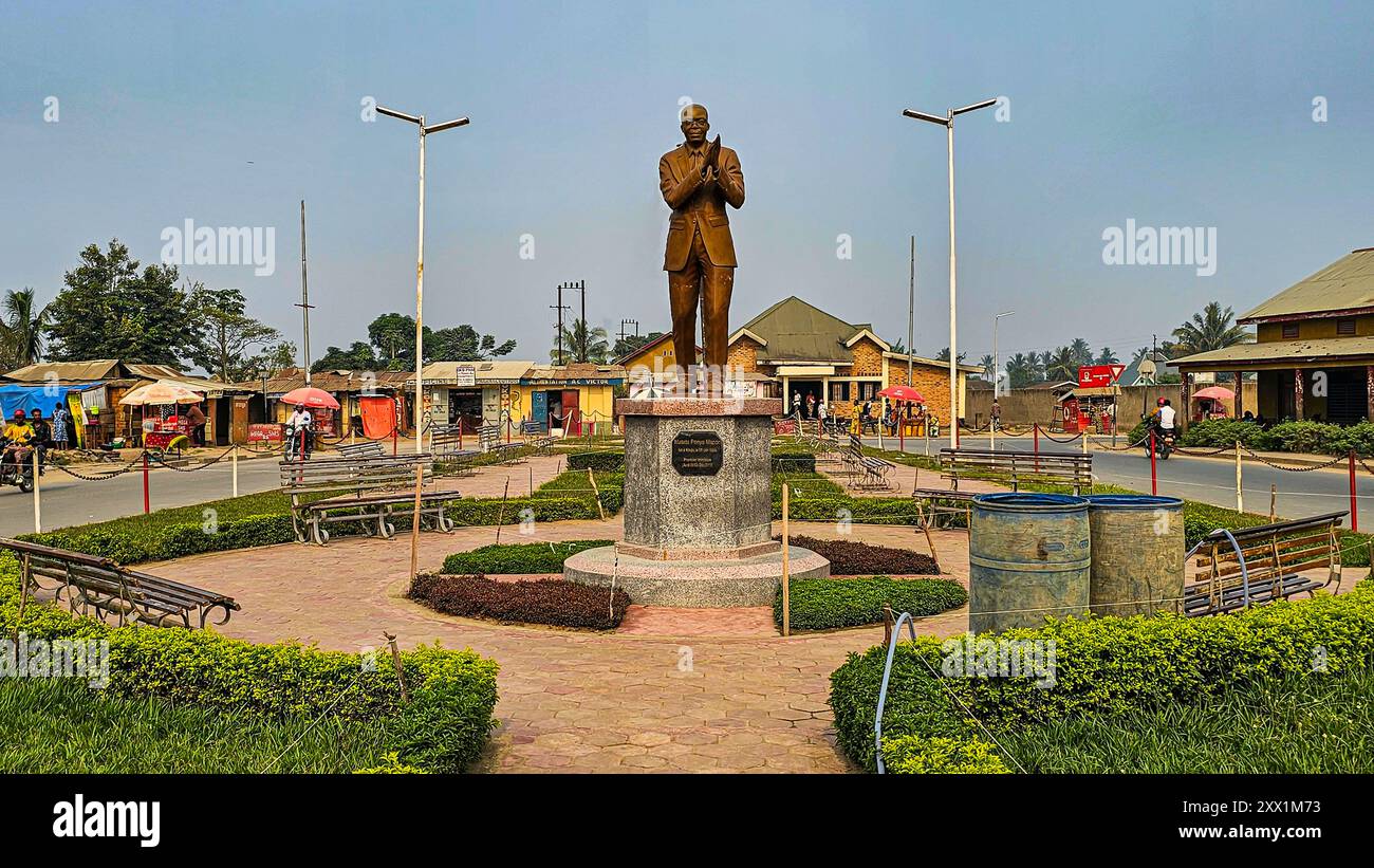 Edifici storici intorno alla piazza principale, statua di Matata Ponyo di Maniema, Kindu, Maniema, Repubblica Democratica del Congo, Africa Foto Stock