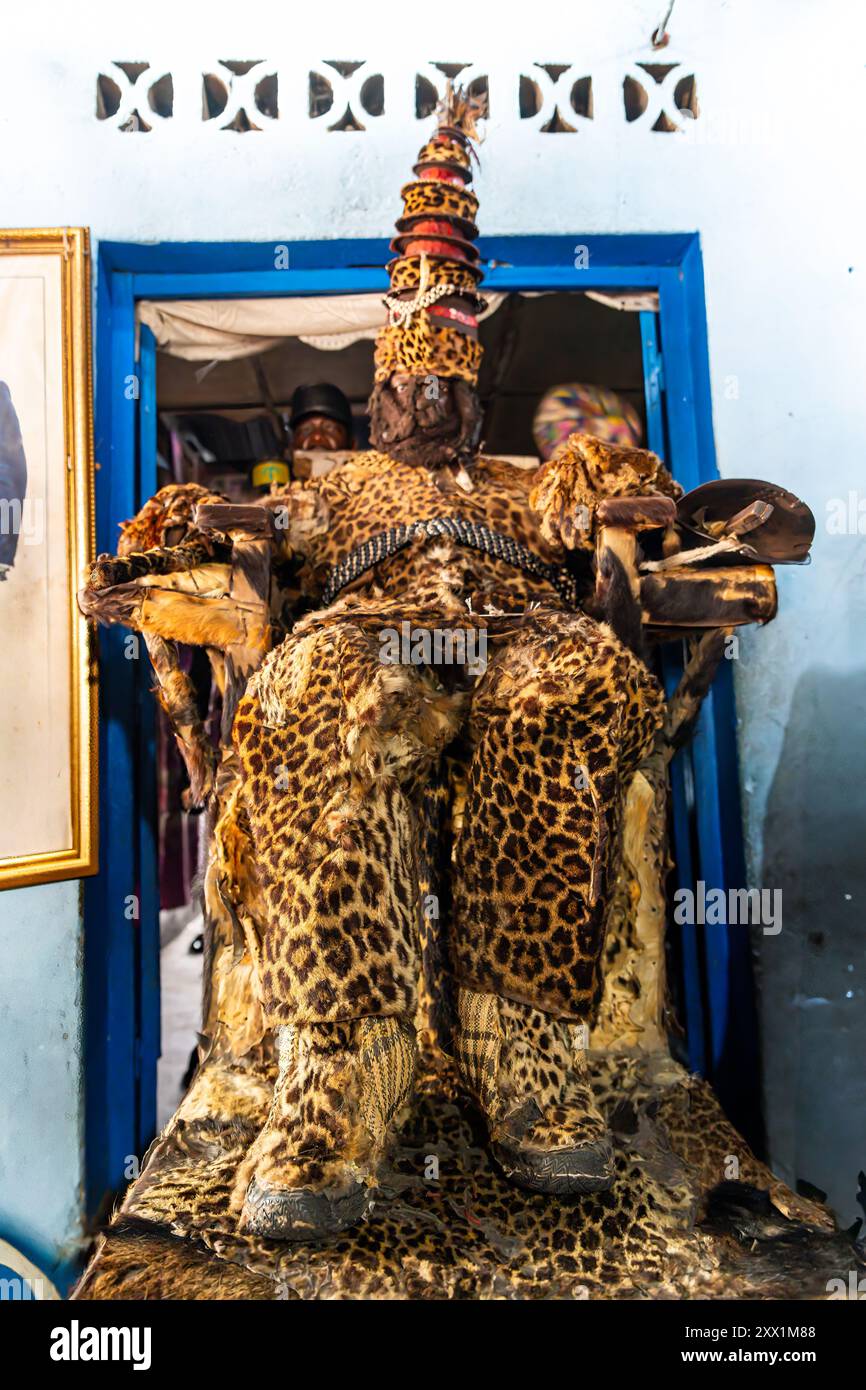 Leader spirituale vestito in pelle di leopardo nella Chiesa dei neri a Mbandaka, provincia di Equateur, Repubblica Democratica del Congo, Africa Foto Stock