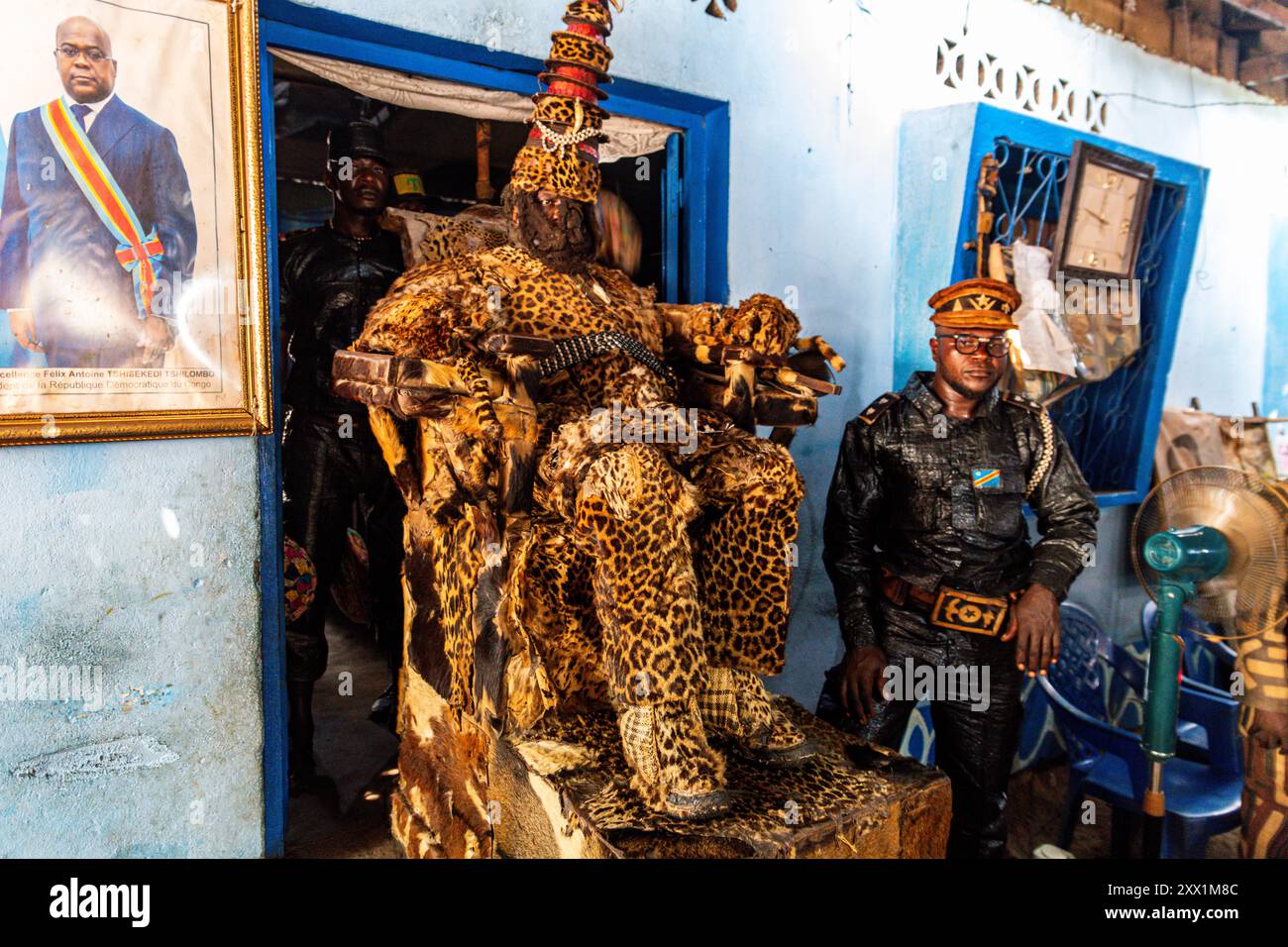 Leader spirituale vestito in pelle di leopardo nella Chiesa dei neri a Mbandaka, provincia di Equateur, Repubblica Democratica del Congo, Africa Foto Stock