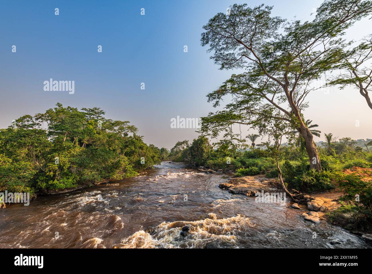 Piccolo fiume lungo la pessima strada tra Tshikapa e Kananga, Kasai, Repubblica Democratica del Congo, Africa Foto Stock