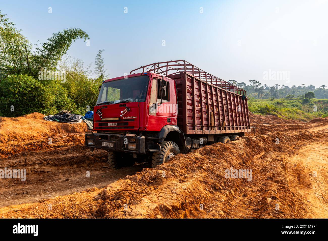 Camion bloccato sulla pessima strada tra Tshikapa e Kananga, Kasai, Repubblica Democratica del Congo, Africa Foto Stock