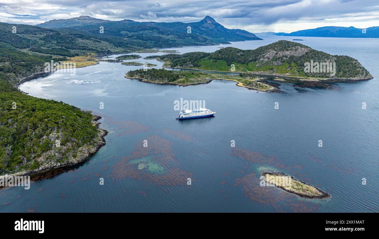 Volo di una nave da crociera ancorata a Wulaia Bay, Tierra del Fuego, Cile, Sud America Foto Stock