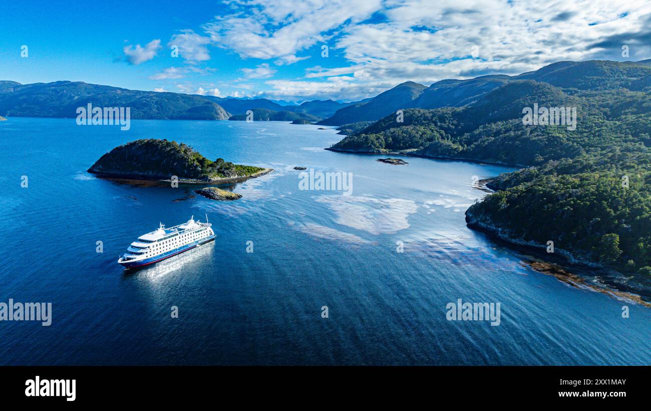 Nave da crociera che ormeggia a Wulaia Bay, Tierra del Fuego, Cile, Sud America Foto Stock