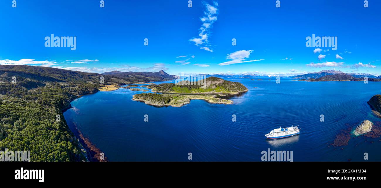 Volo di una nave da crociera nella baia di Wulaia, Terra del fuoco, Cile, Sud America Foto Stock