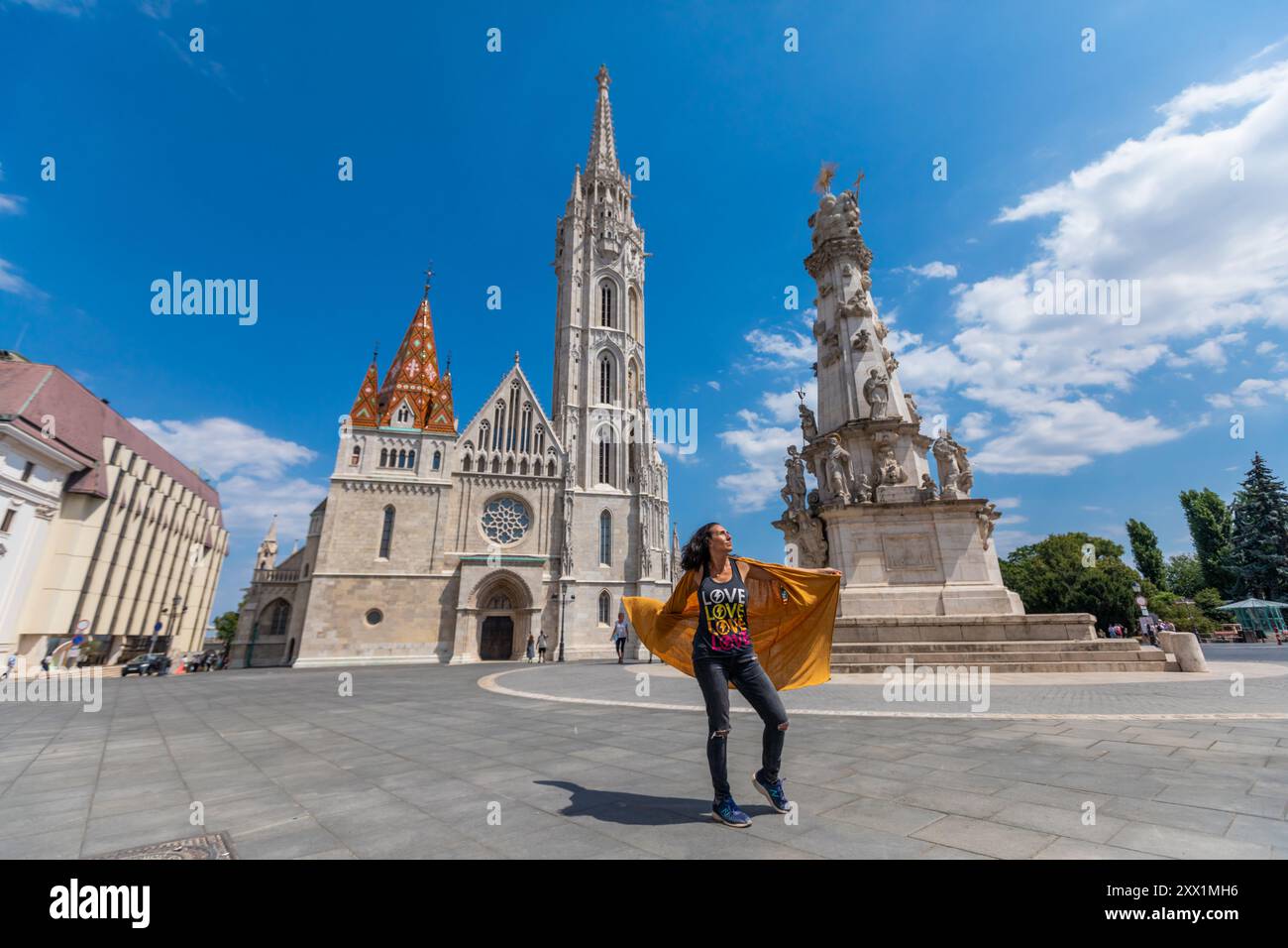 Donna che posa al Bastione dei pescatori, sito patrimonio dell'umanità dell'UNESCO, Budapest, Ungheria, Europa Foto Stock