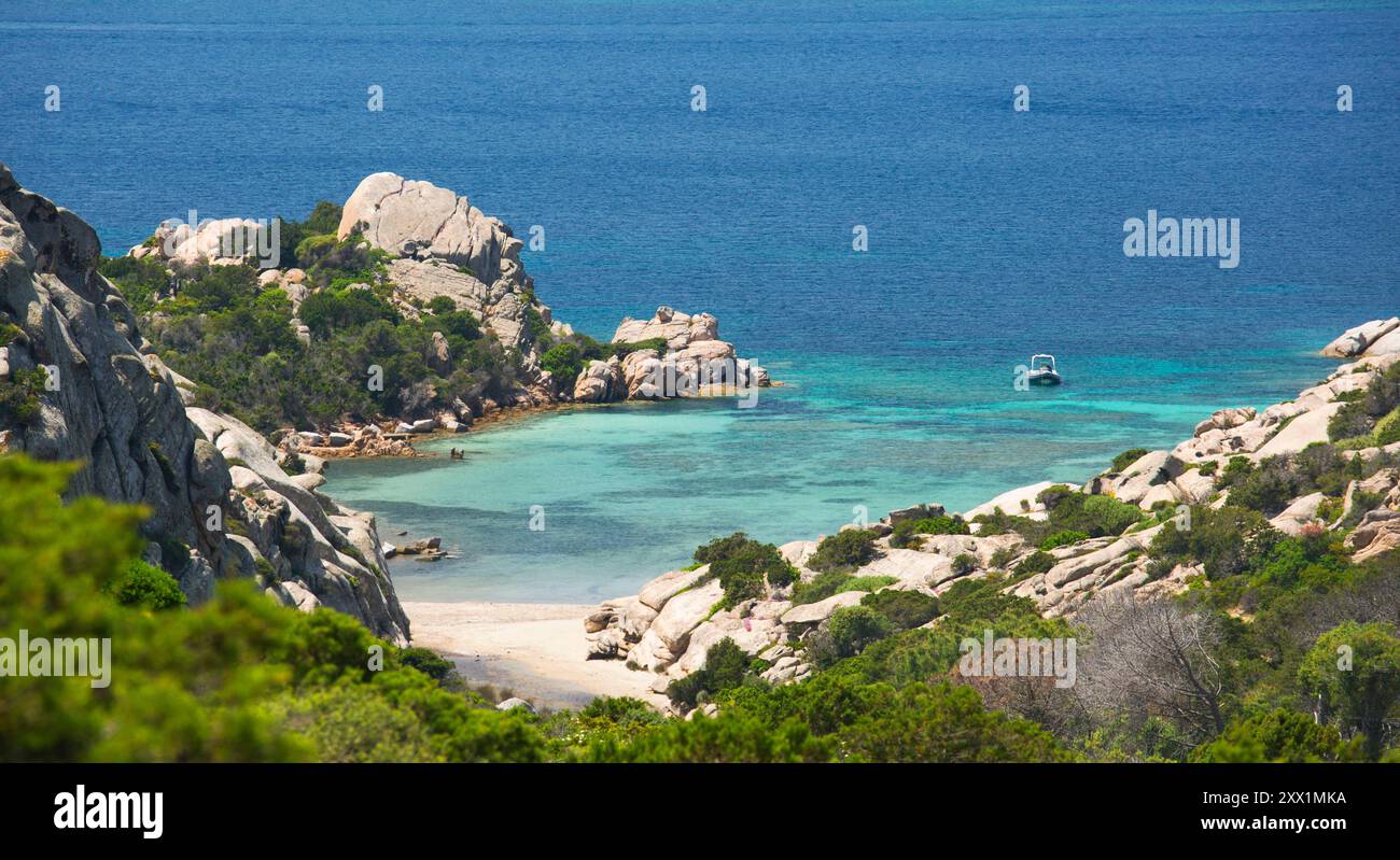 Vista dalla collina rocciosa sulle tranquille acque turchesi di Cala Napoletana, dell'isola di Caprera, del Parco Nazionale dell'Arcipelago di la Maddalena, Sassari, Sardegna Foto Stock