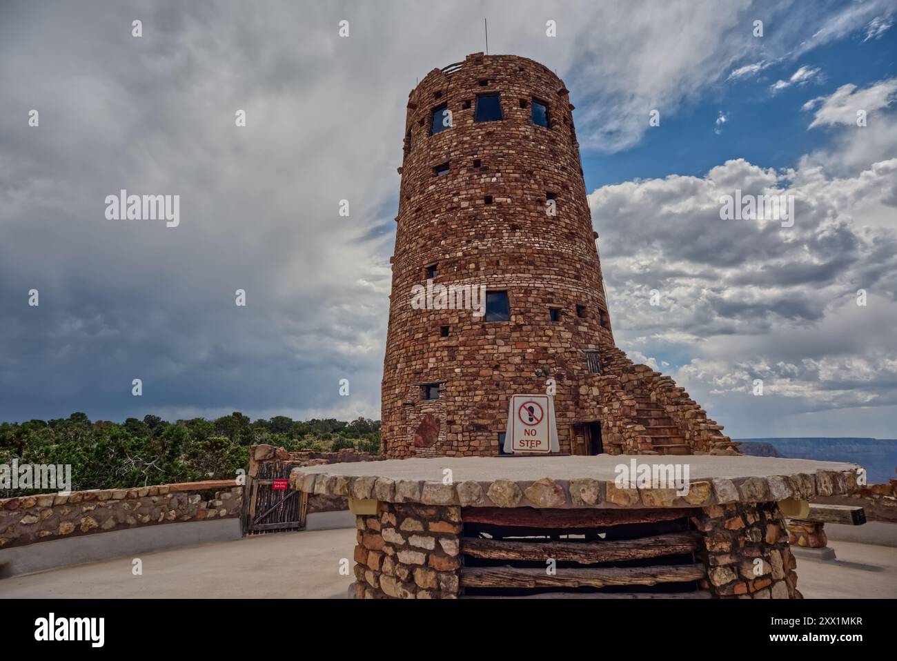 La metà superiore della Desert View Watchtower vista dalla piattaforma di osservazione del Grand Canyon South Rim, Arizona Foto Stock