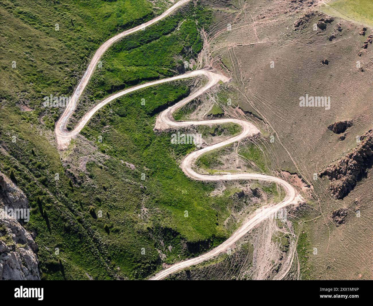 Vista aerea di una tortuosa strada di montagna, passo Kalmak Ashuu, attraverso la lussureggiante vegetazione del Kirghizistan, Asia centrale, Asia Foto Stock