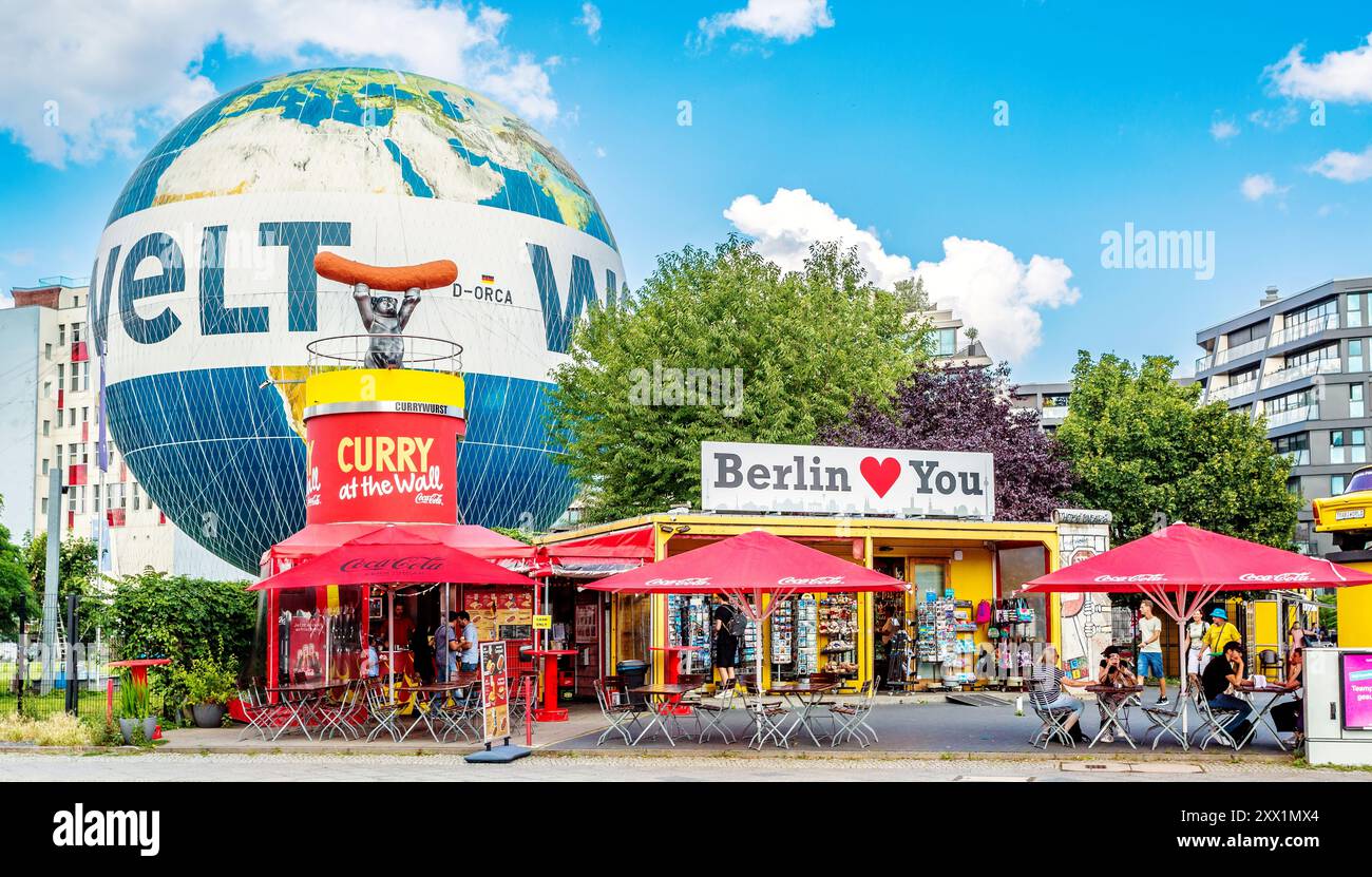 Mongolfiera collegata per voli di piacere a Zimmerstrasse, Berlino centrale, Germania, Europa Foto Stock