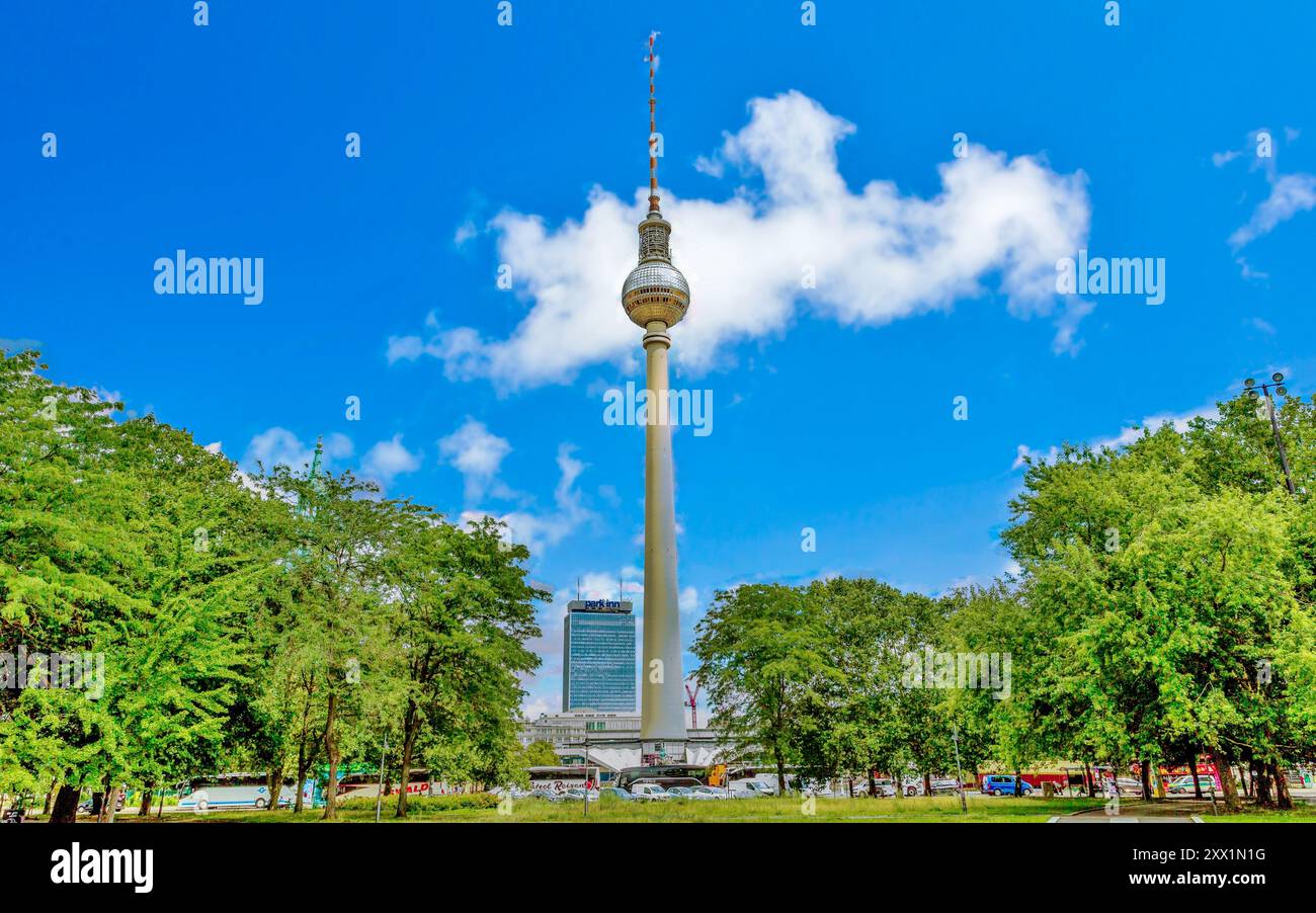 La torre della televisione di Berlino (Fernsehturm), costruita nel 1969 dal governo della Germania Est, alta 1207 metri e la struttura più alta della Germania, Berlino, Germania Foto Stock