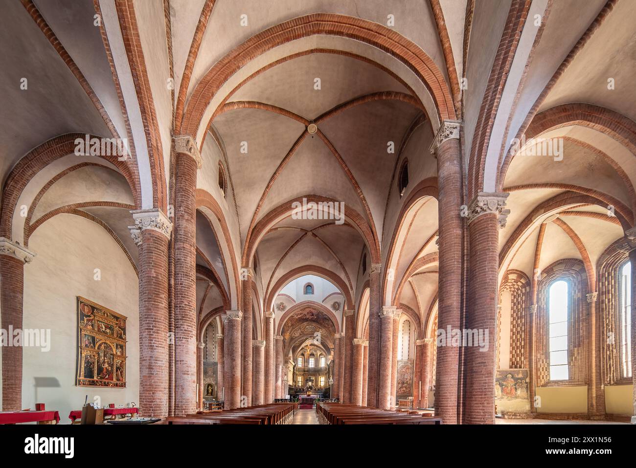 Asti, Italia - 20 agosto 2024: Chiesa collegiata di San secondo (VII secolo; X; XV secolo), architettura interna in stile gotico, è la chiesa più antica della città Foto Stock