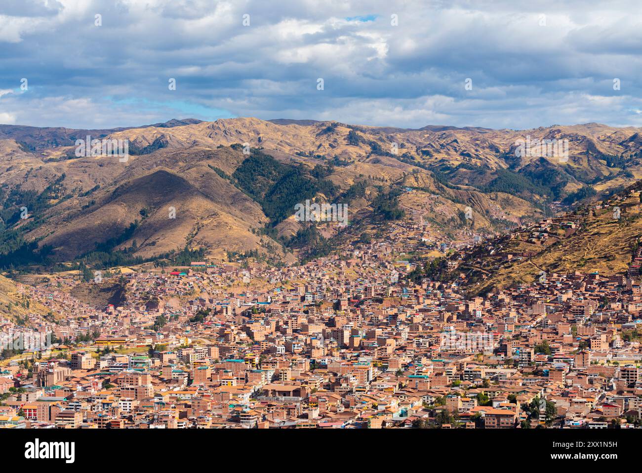 Vista elevata della città di Cusco (Cuzco), della provincia di Cusco, della regione di Cusco, del Perù, del Sud America Foto Stock
