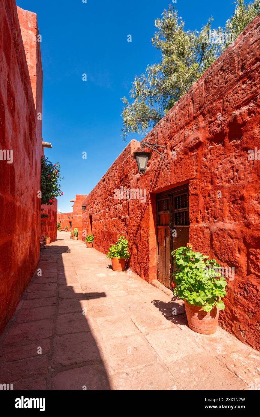 Via Rossa del Monastero di Santa Catalina de Siena, patrimonio dell'umanità dell'UNESCO, Arequipa, provincia di Arequipa, regione di Arequipa, Perù, sud America Foto Stock