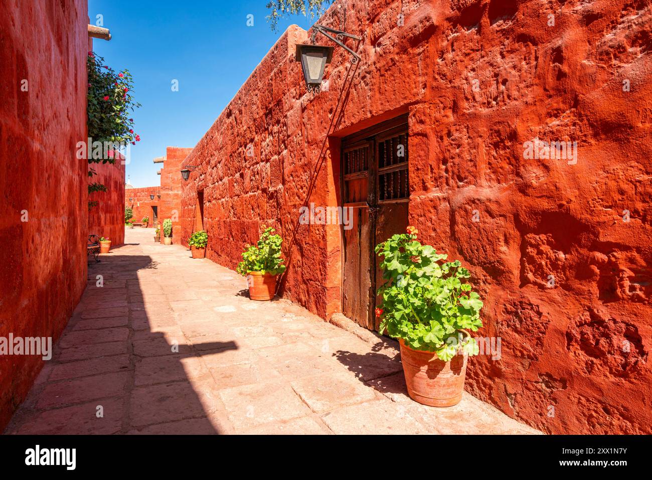 Via Rossa del Monastero di Santa Catalina de Siena, patrimonio dell'umanità dell'UNESCO, Arequipa, provincia di Arequipa, regione di Arequipa, Perù, sud America Foto Stock
