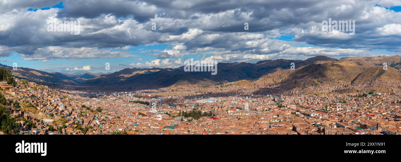 Vista panoramica della città di Cusco (Cuzco), della provincia di Cusco, della regione di Cusco, del Perù e del Sud America Foto Stock