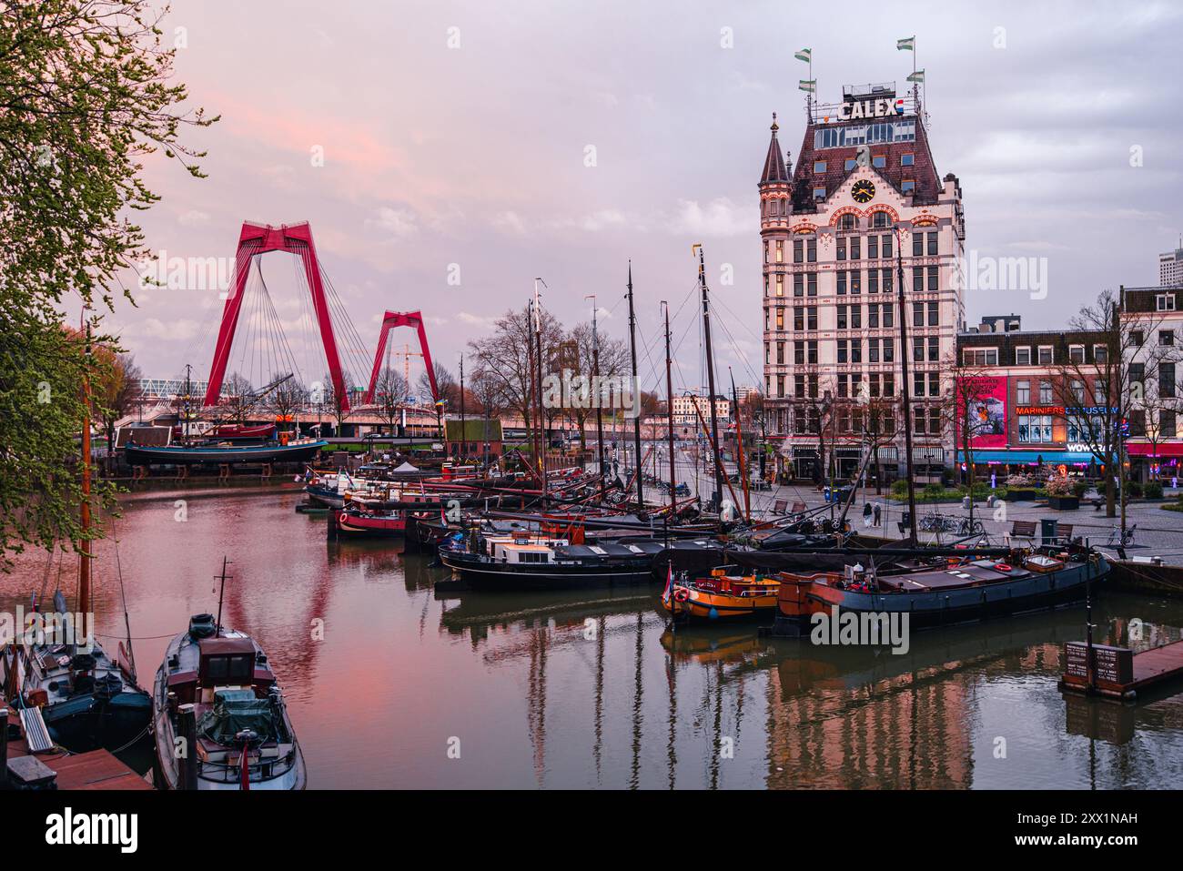 Tramonto sullo skyline della città con la Witte Huis (Casa Bianca) e il vecchio porto, Rotterdam, Olanda meridionale, Paesi Bassi, Europa Foto Stock